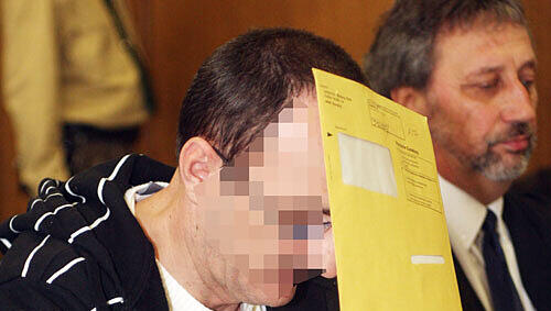 Einer der angeklagten Entführer: Franz D. (41). Er steuerte den Pkw Mazda, Einer der angeklagten Entführer: Franz D. (41). Er steuerte den Pkw Mazda,
