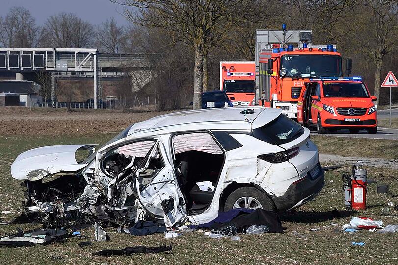Der Mann wurde aus seinem Auto geschleudert.
