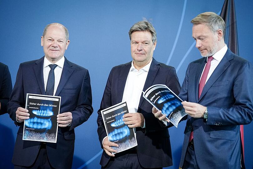 Olaf Scholz (l-r), Robert Habeck und Christian Lindner mit dem Vorschlag der Gaspreiskommision.