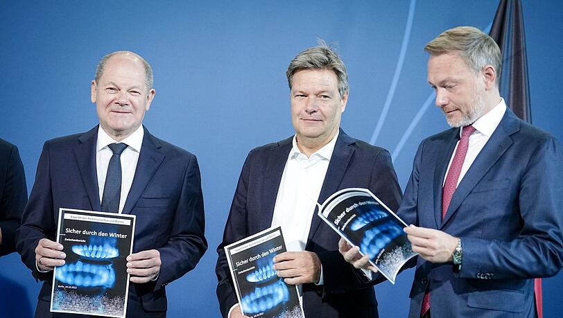 Olaf Scholz (l-r), Robert Habeck und Christian Lindner mit dem Vorschlag der Gaspreiskommision.