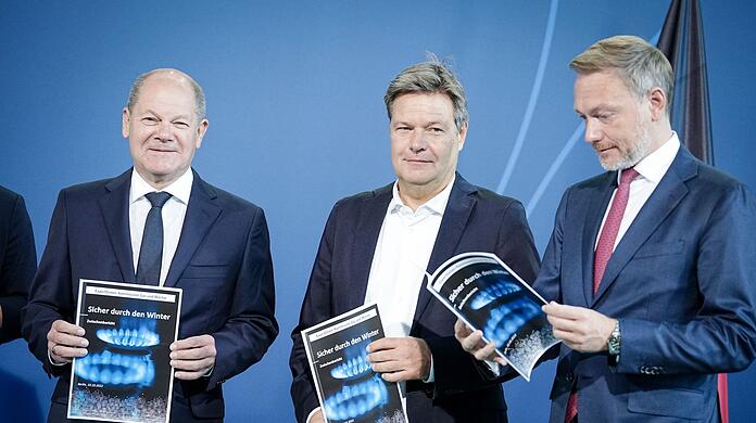 Olaf Scholz (l-r), Robert Habeck und Christian Lindner mit dem Vorschlag der Gaspreiskommision.