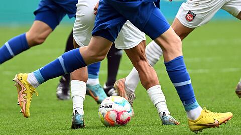 Fußballspieler kämpfen um den Ball.