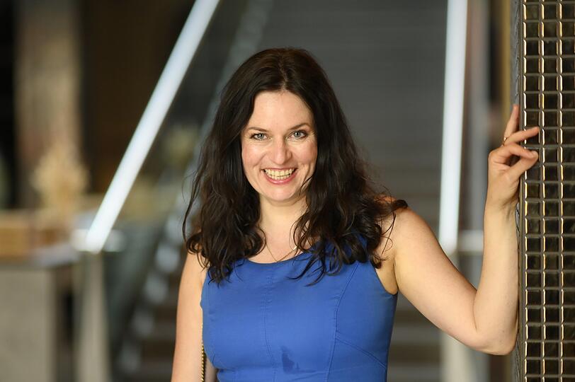 Urkomisch, bayerisch, zeitgemäß und emanzipiert: Angela Ascher ist aktuell mit ihrem Soloprogramm auf Tour.