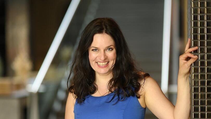 Urkomisch, bayerisch, zeitgemäß und emanzipiert: Angela Ascher ist aktuell mit ihrem Soloprogramm auf Tour. Urkomisch, bayerisch, zeitgemäß und emanzipiert: Angela Ascher ist aktuell mit ihrem Soloprogramm auf Tour.