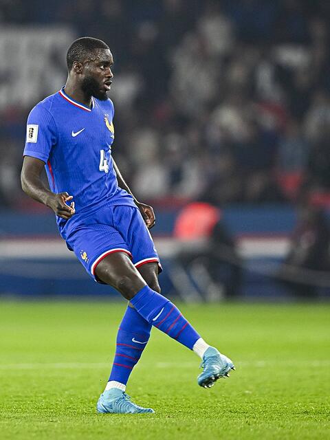Dayot Upamecano (l.) hat genaue Vorstellungen, was eine Vertragsverlängerung kosten soll und spielt den Ball zum FC Bayern.