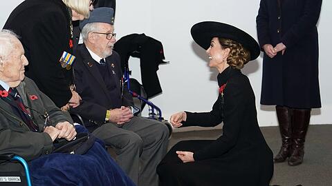 Prinzessin Kate kniet am Armistice Day vor einem Veteranen.