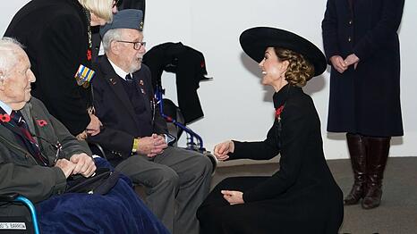 Prinzessin Kate kniet am Armistice Day vor einem Veteranen.