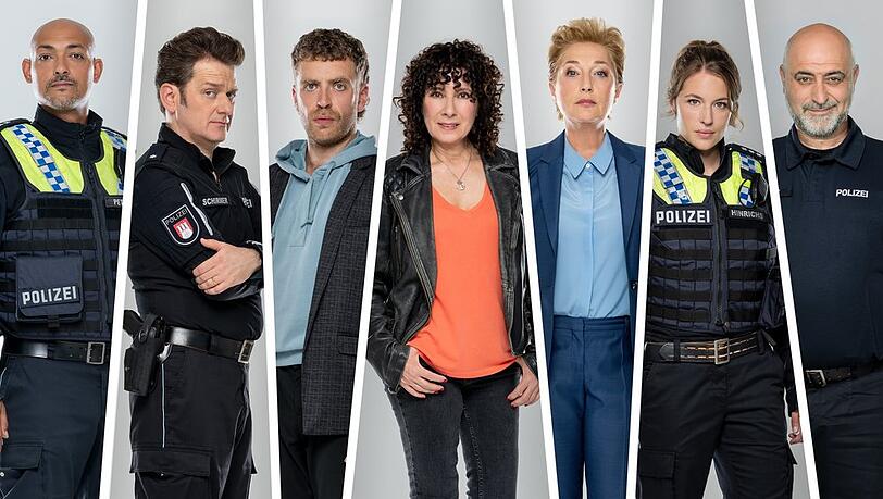 "Gro&szlig;stadtrevier" (v.l.): Patrick Abozen als Lukas Petersen, Sven Fricke als Daniel Schirmer, Enrique Fi&szlig; als Nils Sanchez, Maria Ketikidou als Harry M&ouml;ller, Saskia Fischer als Frau K&uuml;ppers, Sinha Melina Gierke als Bente Hinrichs und &Ouml;zg&uuml;r Karadeniz als Tarkan Yildiz.