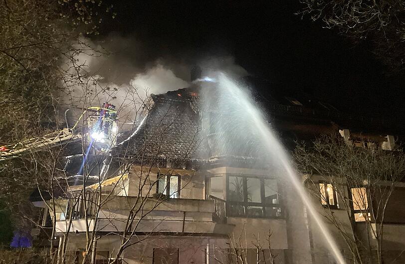 Gro&szlig;einsatz der M&uuml;nchner Feuerwehr: In der Diefenbachstra&szlig;e in Solln hat der Dachstuhl eines dreigeschossigen Wohnhauses gebrannt.