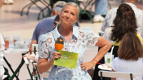 Weil sie es kann: Andrea Kiewel ist im "ZDF-Fernsehgarten" spontan in den Pool gesprungen.