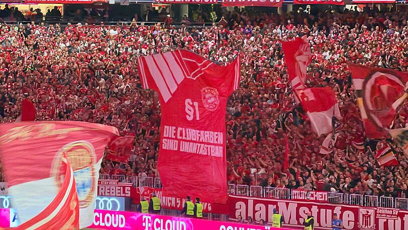 Haben eine klare Meinung zum Sondertrikot des FC Bayern: Die Fans in der S&uuml;dkurve.