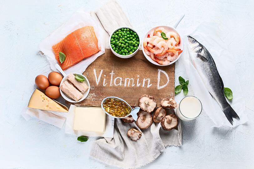 Vitamin D bildet der Körper mithilfe von Sonnenlicht, ist aber auch in kleinen Mengen in fettem Fisch wie Lachs, Eiern, Milch und Vollkornprodukten enthalten. Es sorgt dafür, dass Kalzium und Phosphor in Zähnen und Knochen gespeichert werden. Neben seiner mineralisierenden Wirkung stärkt es außerdem das Immunsystem. Vitamin D bildet der Körper mithilfe von Sonnenlicht, ist aber auch in kleinen Mengen in fettem Fisch wie Lachs, Eiern, Milch und Vollkornprodukten enthalten. Es sorgt dafür, dass Kalzium und Phosphor in Zähnen und Knochen gespeichert werden. Neben seiner mineralisierenden Wirkung stärkt es außerdem das Immunsystem.