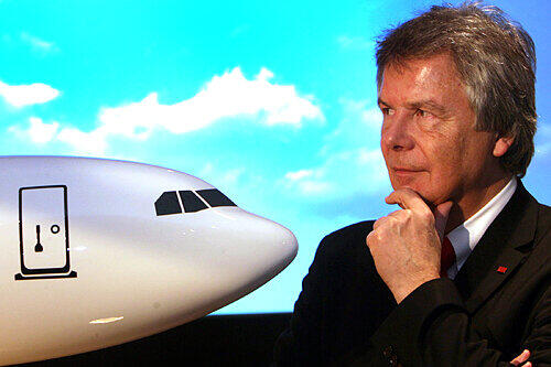 Ohne Kerosin geht es ihm nicht gut: Hans Rudolf Wöhrl hat nach dem Verkauf seiner LTU-Anteile jetzt wieder eine Airline gegründet. Demnächst hebt die &bdquo;Flynext&ldquo; ab.