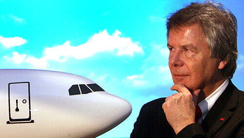 Ohne Kerosin geht es ihm nicht gut: Hans Rudolf Wöhrl hat nach dem Verkauf seiner LTU-Anteile jetzt wieder eine Airline gegründet. Demnächst hebt die &bdquo;Flynext&ldquo; ab.