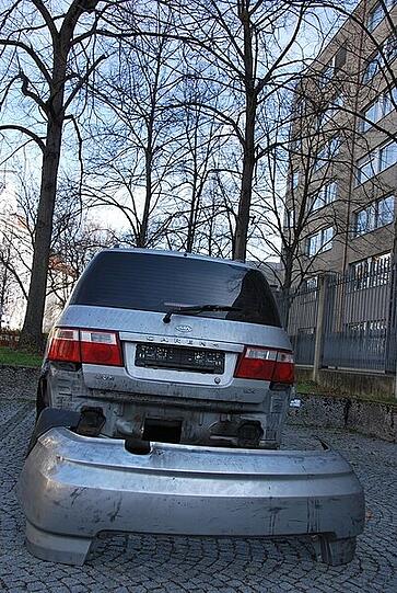 In dem Geheimfach an der Stoßstange schmuggelte der Karlsruher über 100 Kilo Haschisch