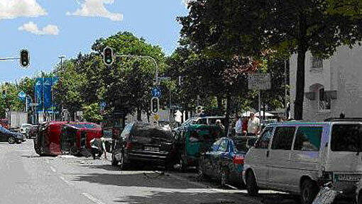 Neun parkende Autos wurden bei dem Unfall beschädigt. Neun parkende Autos wurden bei dem Unfall beschädigt.