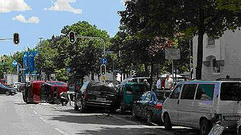 Neun parkende Autos wurden bei dem Unfall beschädigt.