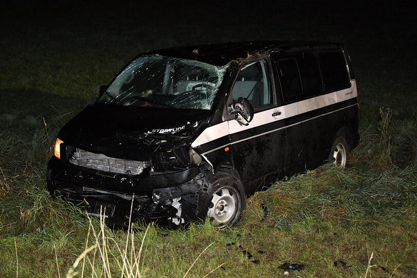 Bei Warngau ist ein Autofahrer bei einem heftigen Frontalcrash ums Leben gekommen. Der Mann wollte überholen und rauschte dabei mit einem anderen Wagen auf der Gegenfahrbahn zusammen.