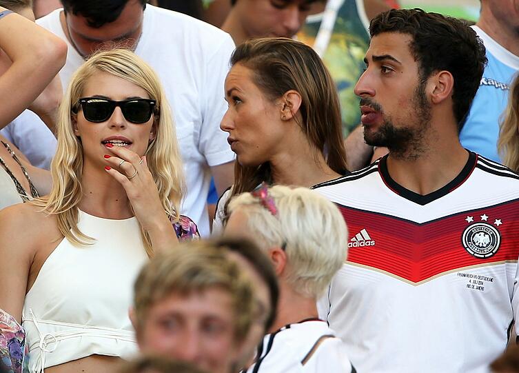 Hier drücken Lena Gercke und Sami Khediras Bruder Denny die Daumen.