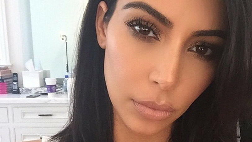 Kim Kardashian hat sich von ihrer langen Mähne getrennt Kim Kardashian hat sich von ihrer langen Mähne getrennt