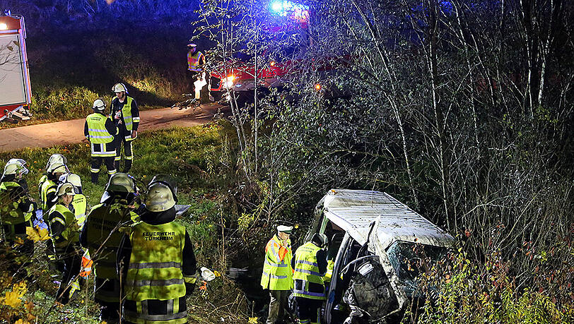 Ein PKW liegt in der Nähe von Türkheim nach einem Unfall in einer Böschung neben der A96. Polizisten entdeckten das Auto bei einer Kontrollfahrt. Ein PKW liegt in der Nähe von Türkheim nach einem Unfall in einer Böschung neben der A96. Polizisten entdeckten das Auto bei einer Kontrollfahrt.