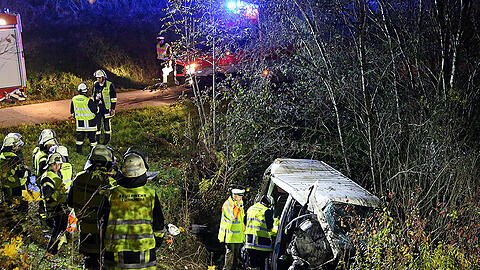 Ein PKW liegt in der Nähe von Türkheim nach einem Unfall in einer Böschung neben der A96. Polizisten entdeckten das Auto bei einer Kontrollfahrt.