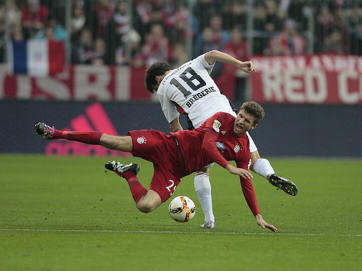 Thomas Müller, Note 3: In seinem 328. Pflichtspiel für die Bayern (so viele hat auch Uli Hoeneß) blieb dem Angreifer Treffer Nummer 141 verwehrt. In der Offensive des Tabellenführers war Müller der agilste Spieler. Vergab das 1:0 (63.), assistierte dann Lahm.