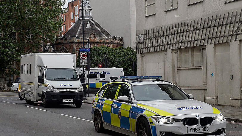 Ein Polizei-Konvoi bringt Thomas M. zur Anhörung in London. Ein Polizei-Konvoi bringt Thomas M. zur Anhörung in London.