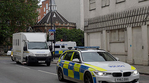 Ein Polizei-Konvoi bringt Thomas M. zur Anhörung in London.