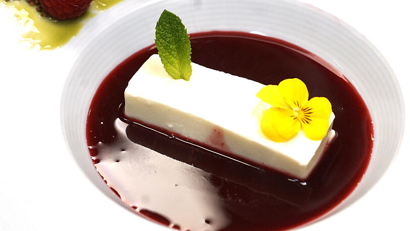 5. Gang: Yuzu-Panna-Cotta. 5. Gang: Yuzu-Panna-Cotta.