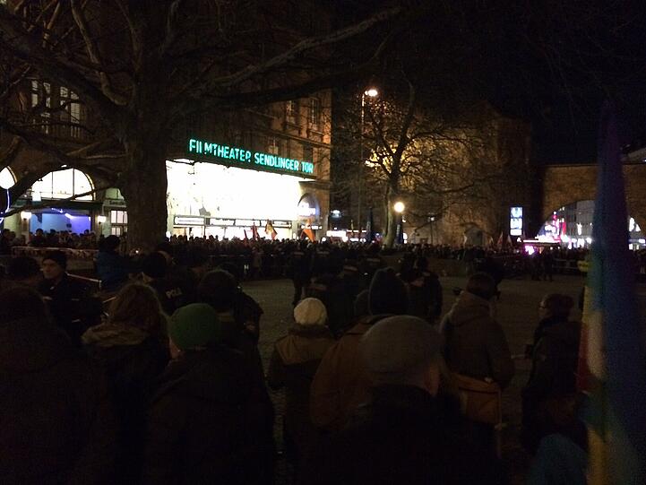 Um 18.00 Uhr haben sich die Gegendemonstranten am Sendlinger Tor formiert.
