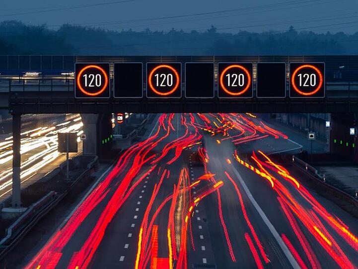 Leuchttafeln zeigen über der A3 eine Geschwindigkeitsbegrenzung von 120 Stundenkilometern an. Foto: Silas Stein/Archiv