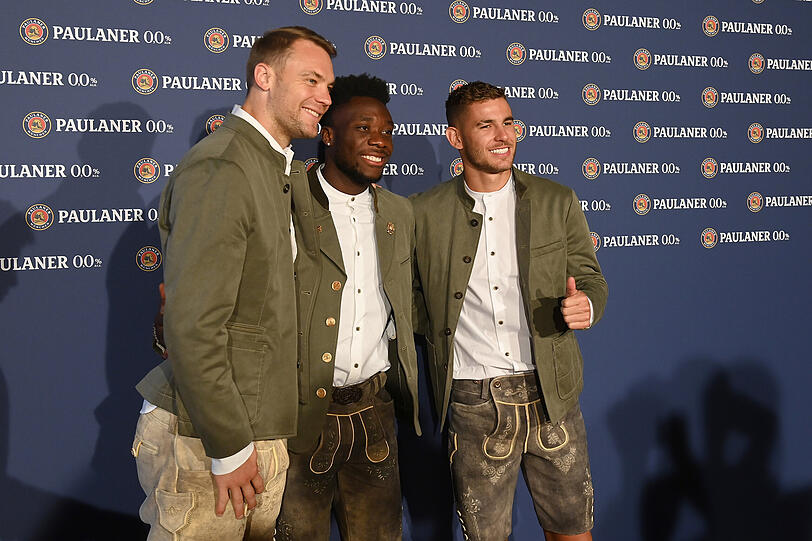 (v.l.n.r) Torwart Manuel Neuer, Alphonso Davies und Lucas Hernandez posieren beim FC Bayern München Paulaner "Lederhosen-Shooting" im Paulaner am Nockherberg.