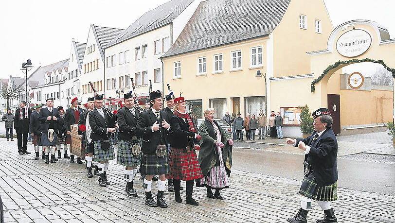 Die Schotten spielen mit ihren Dudelsäcken auf – Bob Ross (r.) vom Münchner Blechschaden dirigiert. Die Schotten spielen mit ihren Dudelsäcken auf – Bob Ross (r.) vom Münchner Blechschaden dirigiert.