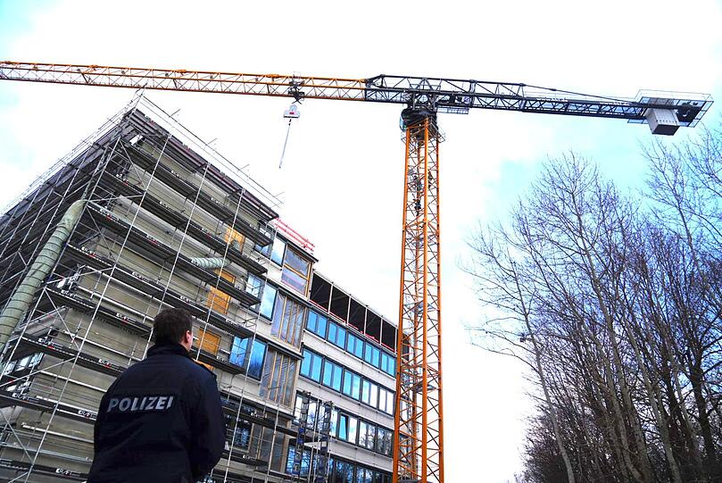 Wie ein Polizeisprecher erläuterte, saß der 20-Jährige gegen 2 Uhr auf einem etwa 40 Meter hohen Baukran in der Lochhamer Straße und drohte damit, in die Tiefe zu springen.