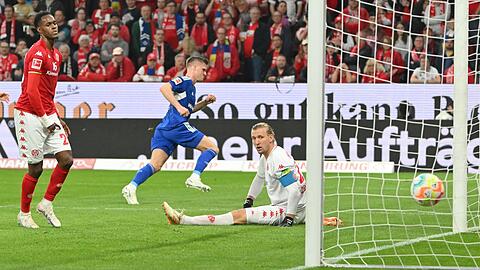Schalkes Marius Bülter dreht nach seinem 1:0 zum jubeln in die Kurve ab.