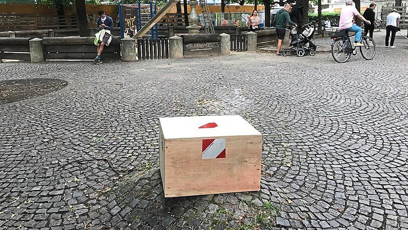 Seit dem Rangierunfall verdeckt diese Holzkiste den Stumpf der Burgfriedensäule, der noch zwei Handbreit aus dem Kopfsteinpflaster ragt.  iko