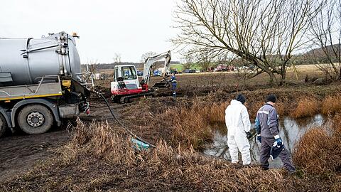 Aufr&auml;umen nach dem Ungl&uuml;ck: Arbeiter bei Gramzow