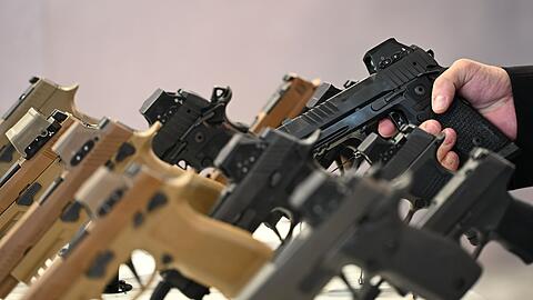 Konkurrent Sig Sauer fertigt Pistolen, die er bei der Waffenmesse Eurosatory zur Schau stellte.