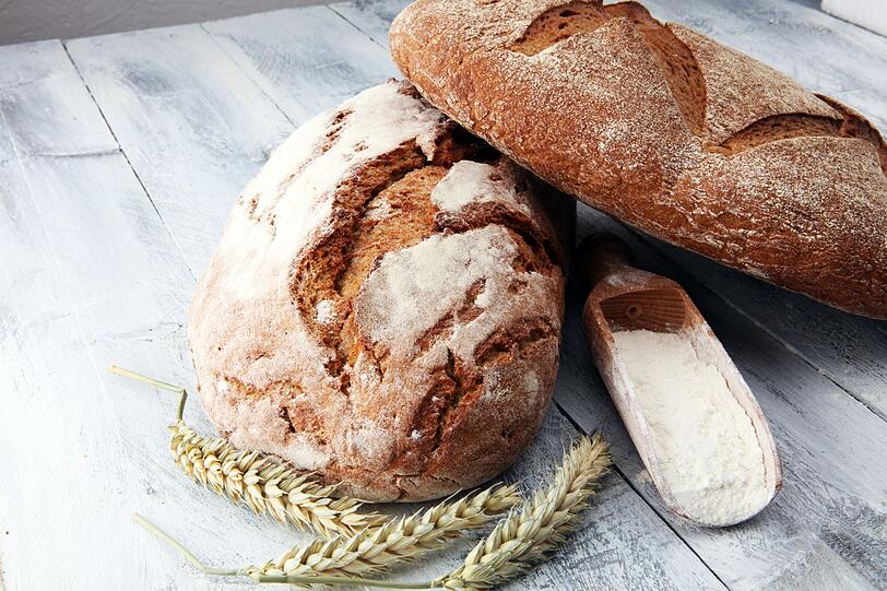 Kaum zu glauben: In Brot ist meist Alkohol enthalten. Das liegt an der Hefe, die den Teig lockern soll und w&auml;hrend der G&auml;rung Alkohol entwickelt. Nach dem Backen bleibt meist ein Gehalt von 0,2 - 0,3 Volumenprozent im fertigen Brot &uuml;brig.