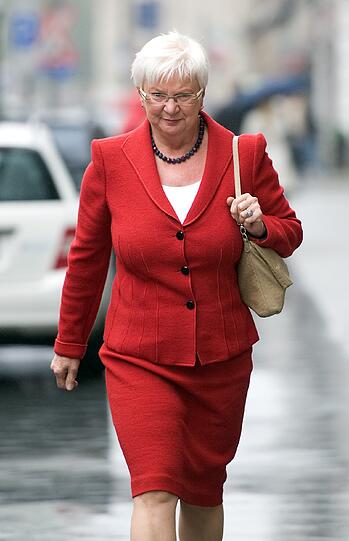 CSU-Landesgruppenchefin Gerda Hasselfeldt: &bdquo;Der Blazer sitzt einfach nicht gut. Ich würde ihn offen tragen, das sieht bei großen Brüsten besser aus. Die Schulterpolster sind falsch eingearbeitet, auch der Reverskragen schmeichelt nicht."