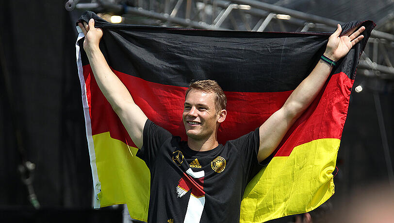 Gemeinsam mit Cristiano Ronaldo und Lionel Messi unter den Top 3 zur Wahl zum Weltfußballer: Manuel Neuer. Gemeinsam mit Cristiano Ronaldo und Lionel Messi unter den Top 3 zur Wahl zum Weltfußballer: Manuel Neuer.