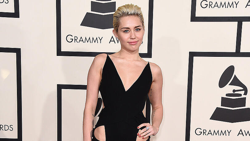 Ungewohnt elegant, aber auch bei den diesjährigen Grammys ließ Miley Cyrus recht tief blicken Ungewohnt elegant, aber auch bei den diesjährigen Grammys ließ Miley Cyrus recht tief blicken