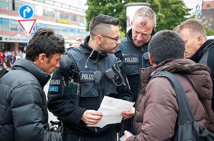 Flüchtlinge und Wiesn-Besucher treffen in München aufeinander, Bilder vom Hauptbahnhof am ersten Tag des Oktoberfests.