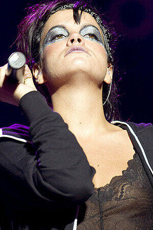 Sängerin Lily Allen hat wohl zu lange in der Maske gesessen. Zu viel Make-up, zu wenig BH.
