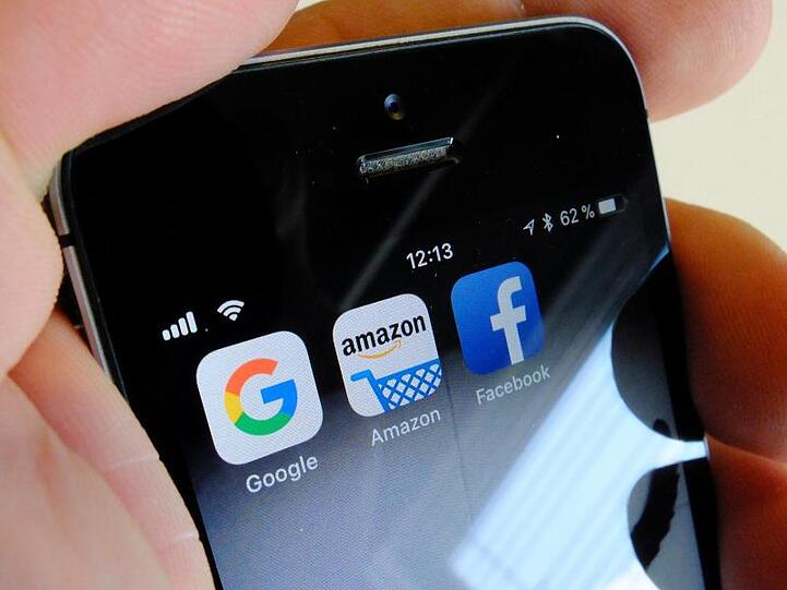 Die Apps der US-Internetkonzerne Google, Amazon und Facebook.