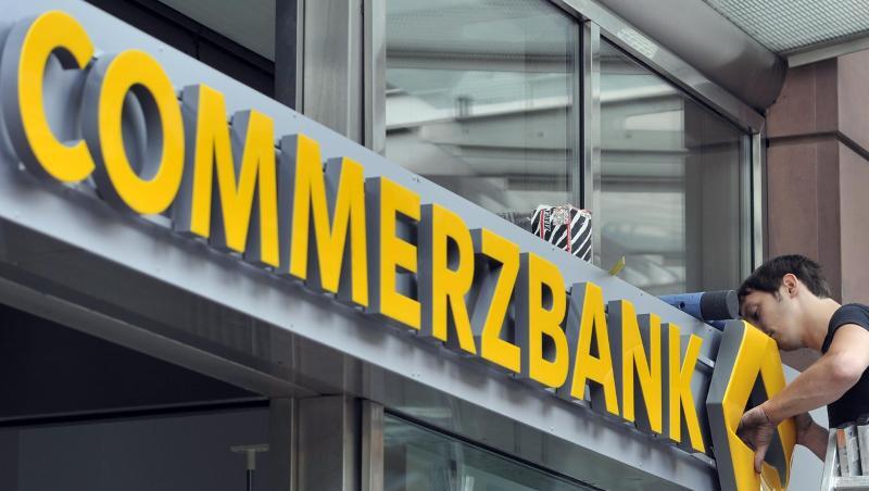Die Commerzbank will sich mit harten Einschnitten gegen Zinstief und Ertragsschwäche stemmen. Die Commerzbank will sich mit harten Einschnitten gegen Zinstief und Ertragsschwäche stemmen.