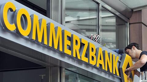 Die Commerzbank will sich mit harten Einschnitten gegen Zinstief und Ertragsschwäche stemmen.