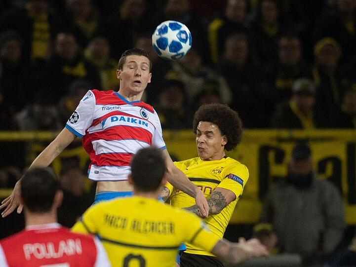 Axel Witsel (r) verliert das Kopfballduell mit Hans Vanaken.