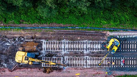 Die marode Infrastruktur belastet das System Bahn seit Jahren. In den kommenden Jahren muss daher viel gebaut werden - wie hier auf der Strecke zwischen Hamburg und Berlin. (Archivbild)
